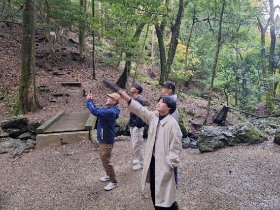 森の中の岩の上に立っている男性たち

AI 生成コンテンツは誤りを含む可能性があります。