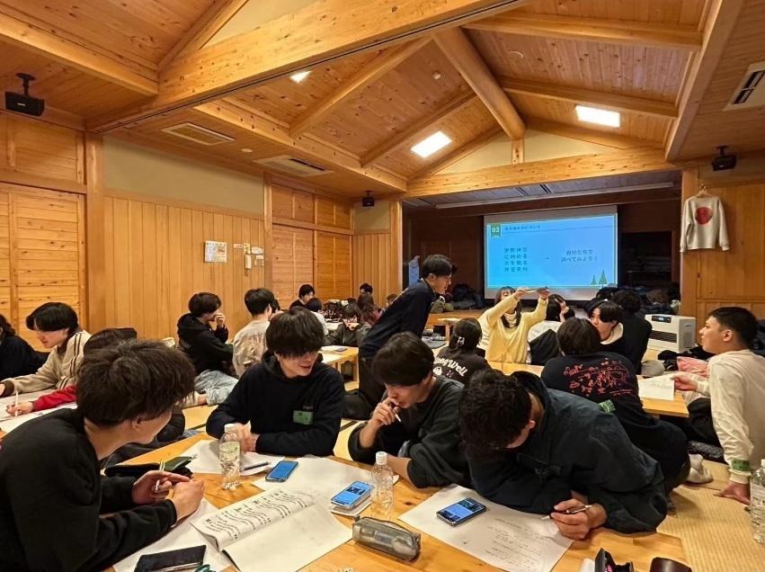 会議室でワインを飲んでいる男性

AI 生成コンテンツは誤りを含む可能性があります。