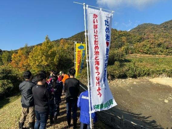 屋外, 人, 草, 男 が含まれている画像

AI 生成コンテンツは誤りを含む可能性があります。