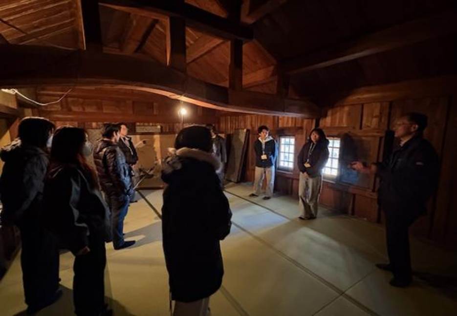 屋内, 天井, 立つ, 民衆 が含まれている画像

AI 生成コンテンツは誤りを含む可能性があります。