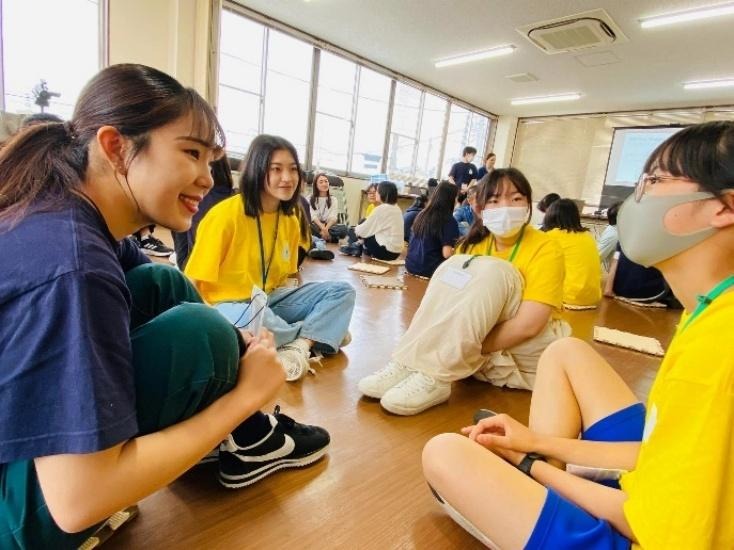 屋内, 人, テーブル, 民衆 が含まれている画像

AI 生成コンテンツは誤りを含む可能性があります。