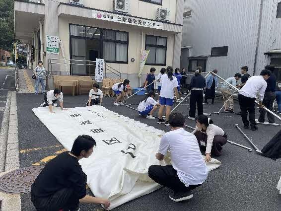歩道の上に座っている人たち

AI 生成コンテンツは誤りを含む可能性があります。